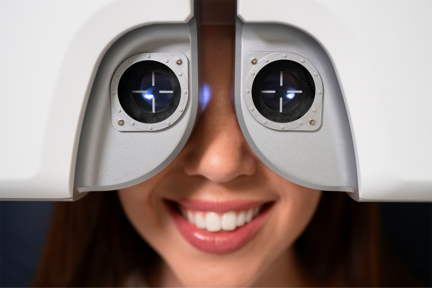 Equipo de tecnología médica de última generación en la Clínica Visual y Auditiva