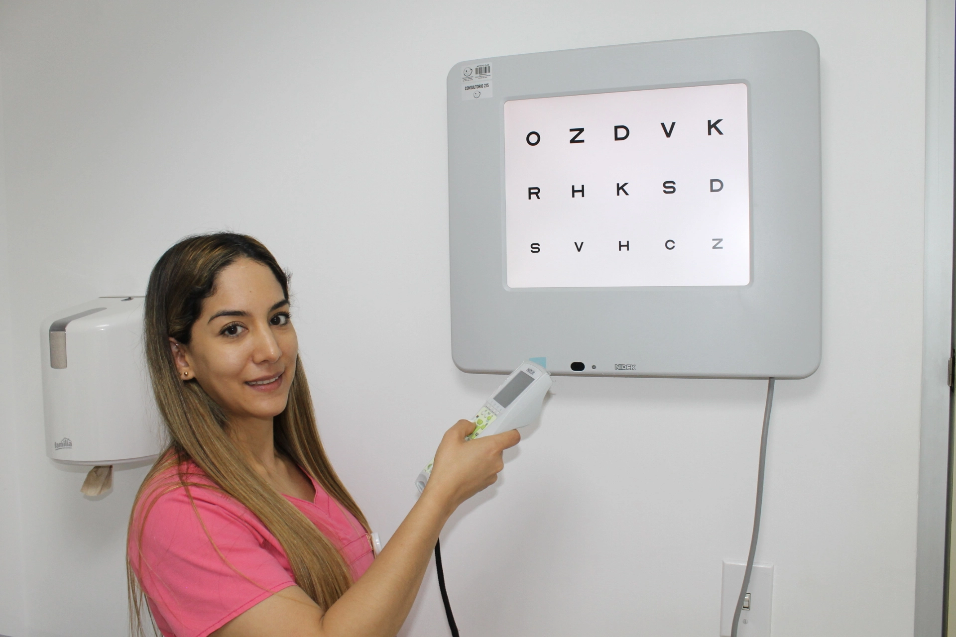 Equipo médico especializado utilizado para diagnóstico visual y auditivo de alta precisión