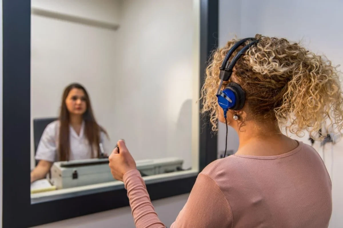 Paciente realizando una audiometría para evaluar su capacidad auditiva