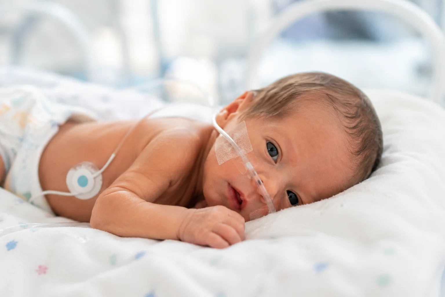Bebé prematuro recién nacido en cuidados neonatales