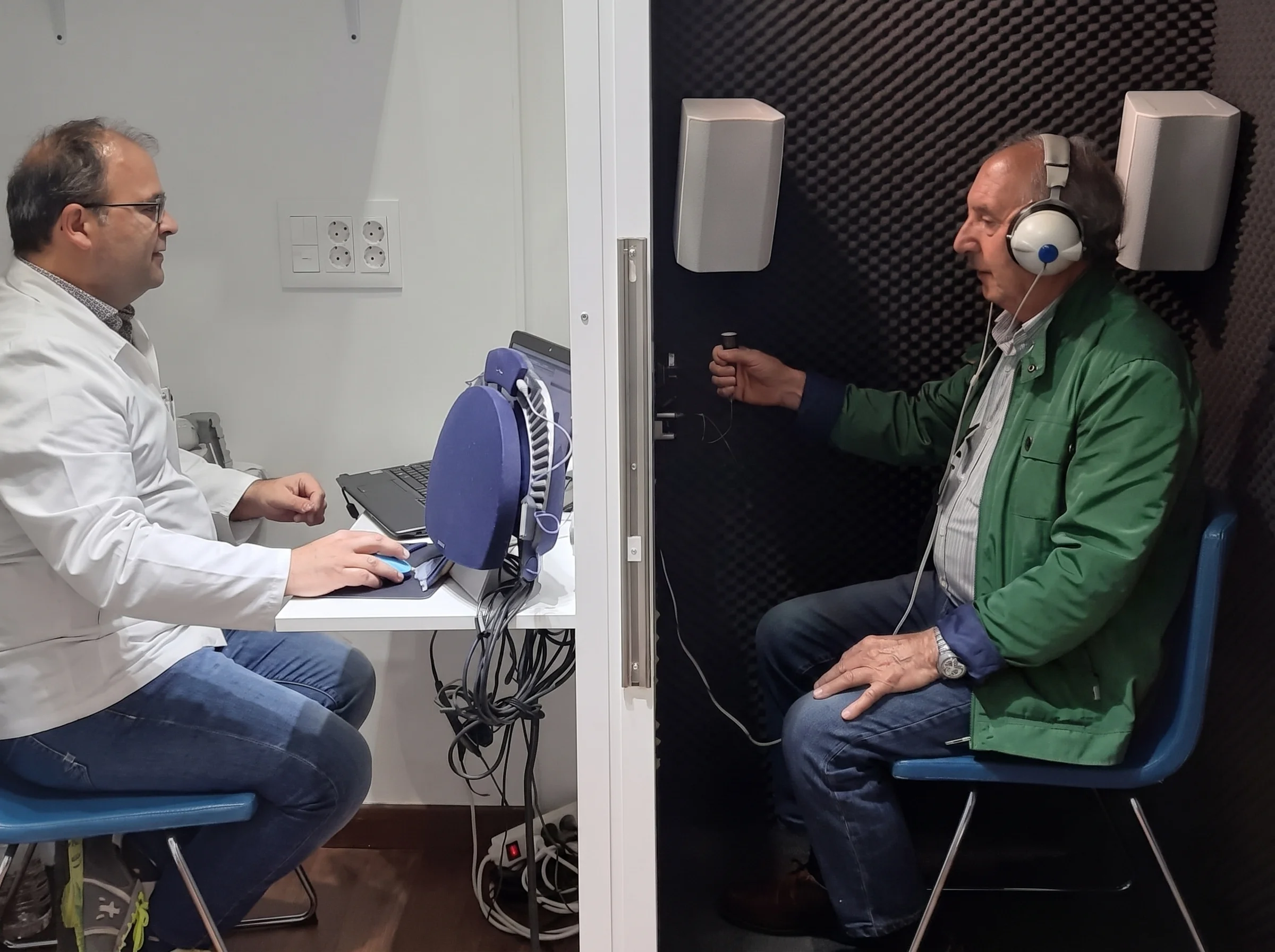 Paciente en consulta con audióloga